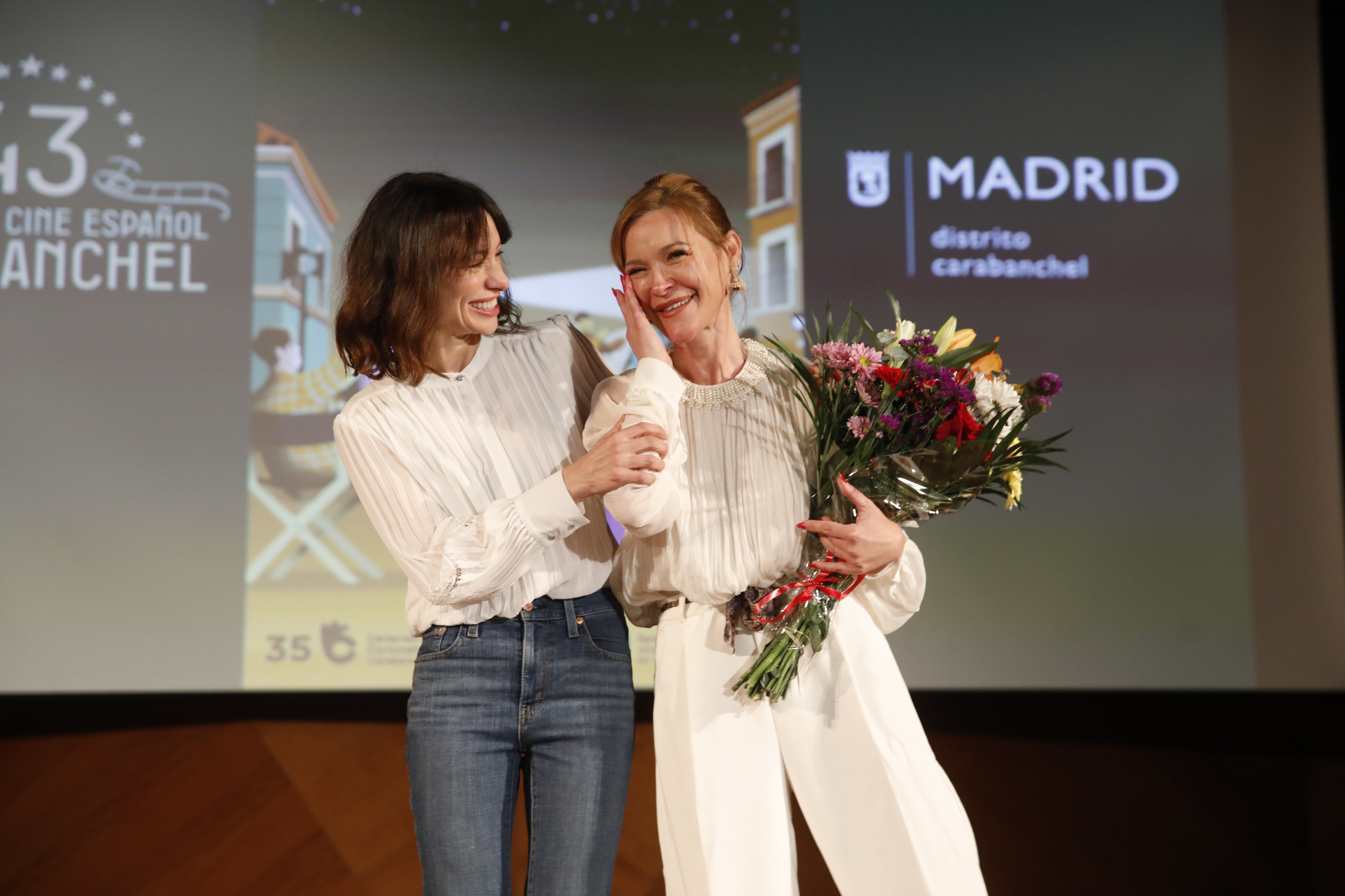 La actriz Natalia Berbeke entrega, por sorpresa, ramo de flores a la actriz, emocionada y premiada, Mar&iacute;a Esteve
